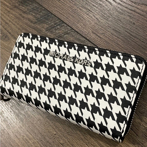 SOLD - New Rare Michael Kors wristlet / Wallet - Picture 2 of 3